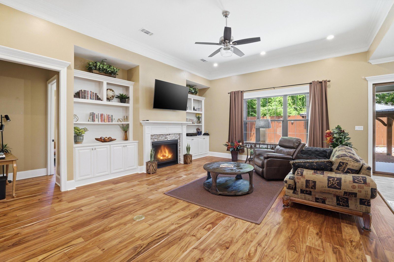 Mississippi Gulf Coast, Great room · built-ins + fireplace