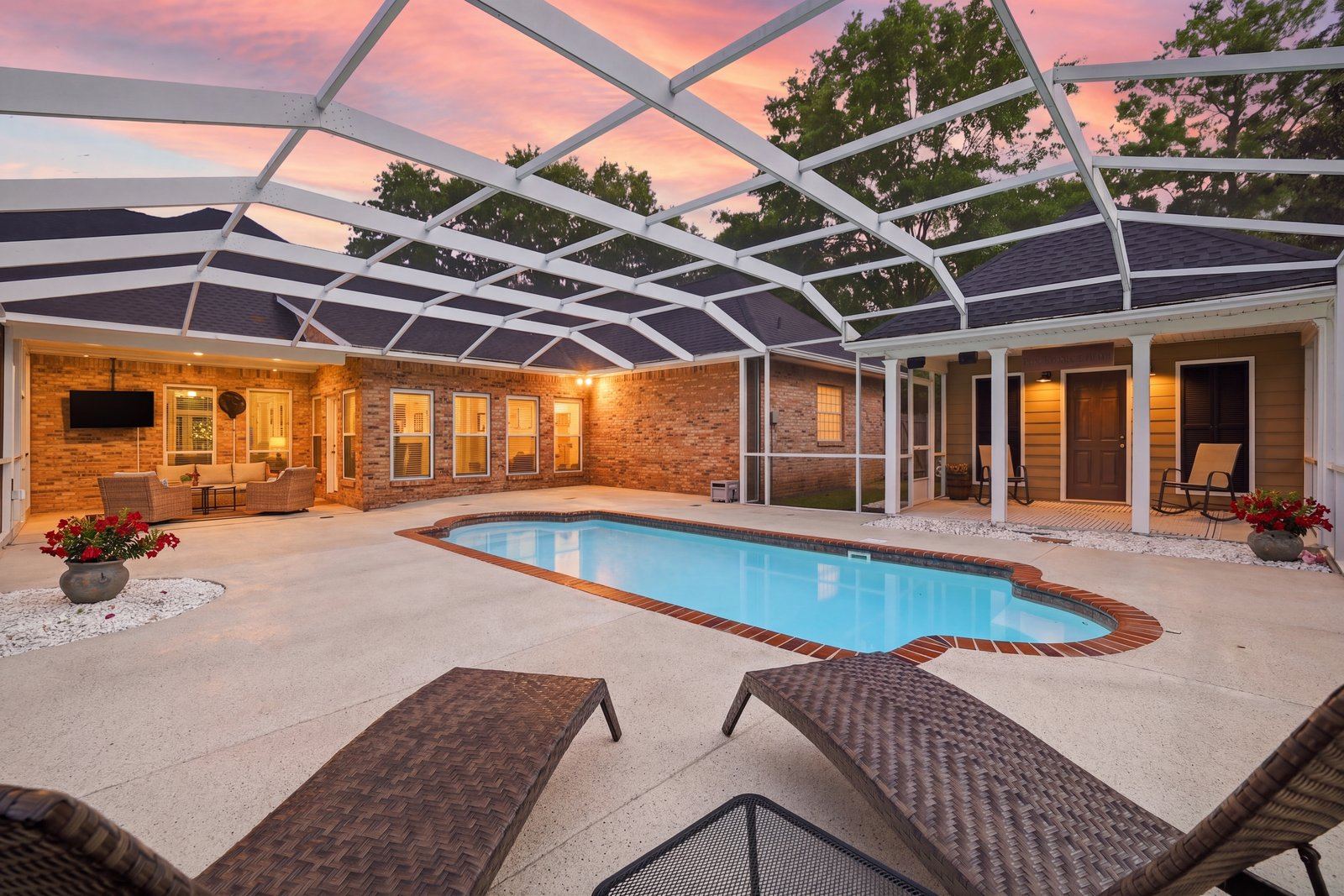 Biloxi, Screened pool · Twilight
